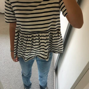 T-shirt  - Säljer min superfina t-shirt från zara för att den inte kommit till så mycket användning💘 frakten ingår inte i priset💕