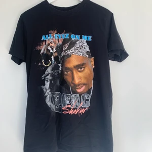 T-shirt  - 2Pac t-shirt i bra skick, storlek S