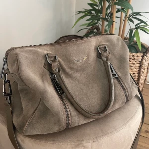 Zadig väska - Super fin zadig väska som jag tyvärr inte får någon användning av längre🤗 köpt för längesen (2014) därav sliten!