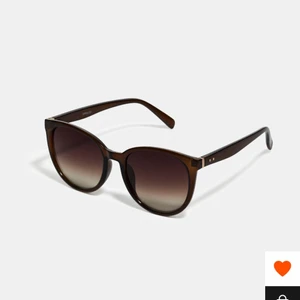 Solglasögon  - snygga å stilrena solglasögon,endast testad nån gång men blir inte av att dom används tyvärr. Köpta på Zalando