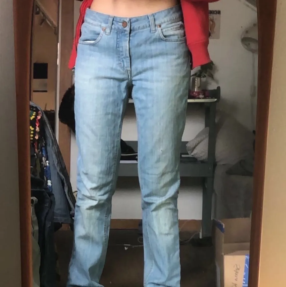 Ett par lågmidjade acne jeans, jag är 165 och dom lägger sig jätte fint på när man har skor men även längre kan använda dessa jeans😋💜. Jeans & Byxor.