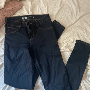 Mid rise jeggings - Mörblå jeggings fint skick, stl S, 60 kr+ frakt <3