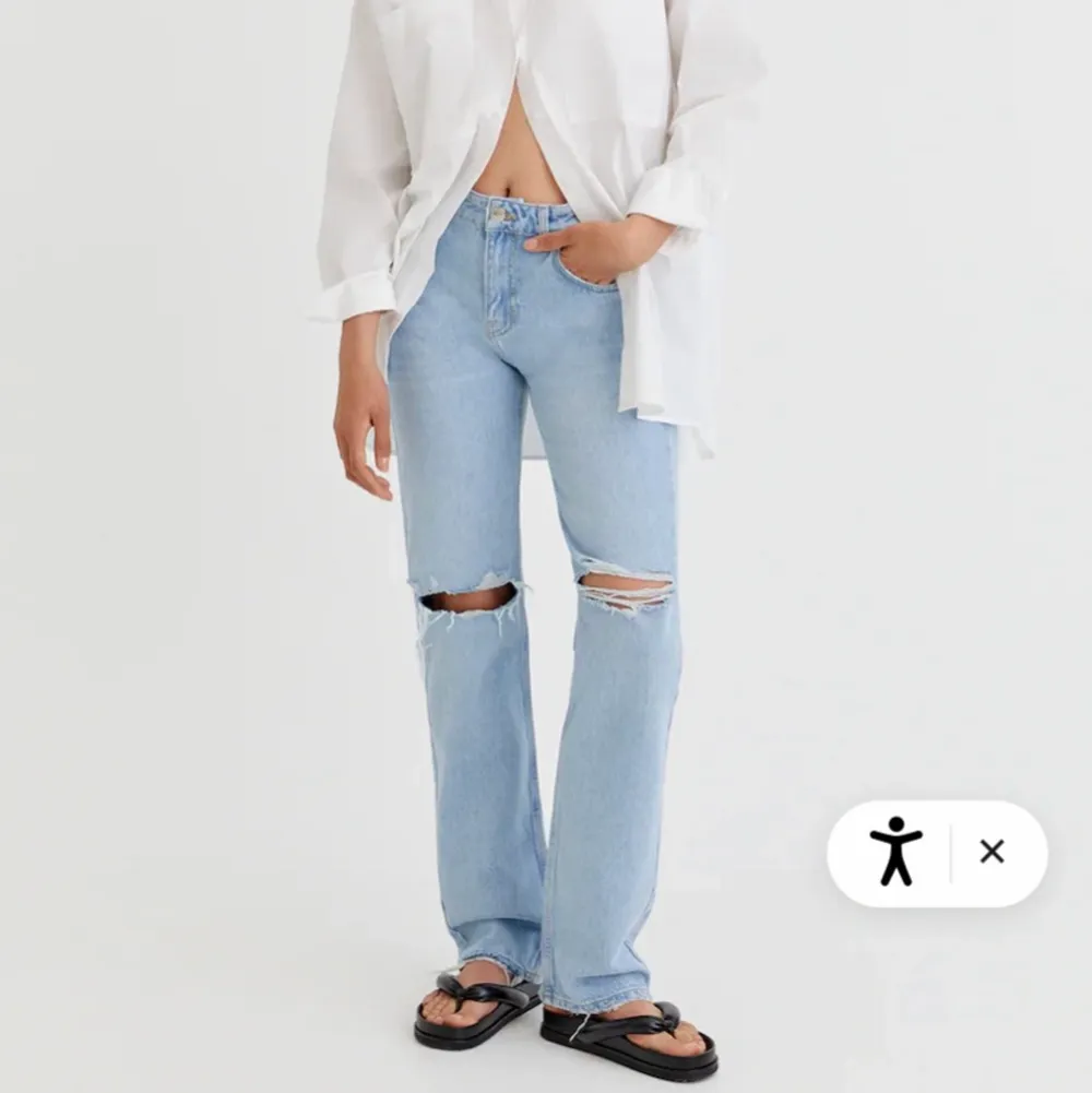 Säljer dessa populär midwaistjeansen från pull and bear i storlek 34! Helt slutsålda! Passformen är så bra, dock är de för små för mig som brukar ha 38. Långa i benen vilket gör att de passar många i längden då man kan klippa dem också. Helt nya, aldrig använda, prislappen är kvar! Buda från 300kr. Jeans & Byxor.