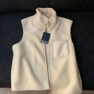Beige väst - Lägger upp denna igen då många skriver och sen inte svarar❤️ 250 plus frakt, storlek S aldrig använd