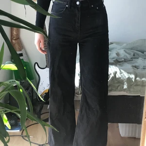 Weekday Ace Jeans Cropped - Högmidjade Weekday Jeans i svart, nästan helt nya. Midjan är 27 och längden är 30.
