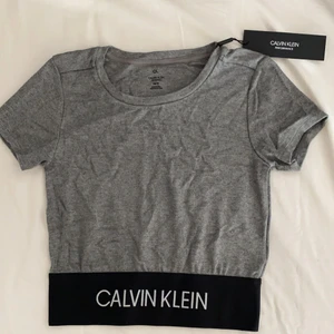 Calvin Klein tränings tröja  - Denna snygga träningströja är inte använd en ända gång och säljer den pågrund av redan för många träningskläder, ingen skada på den heller! Storlek XS men funkar även som S❤️