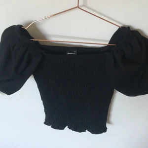 Gina topp - Gullig topp från gina med puffärm som inte har kommit till någon användning💞💖jätte bra skick, som ny!!!🙌🏼💞