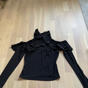 Tröja med öppna axlar - Tröja med hög krage och öppna axlar. Storlek M.