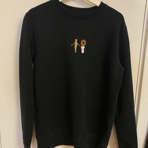Random Bastards sweatshirt - Strl L, i bra skick. Broderad front samt tryck på ryggen. 