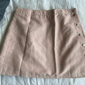 Ljusrosa kjol i mocka material från H&M i storlek 38