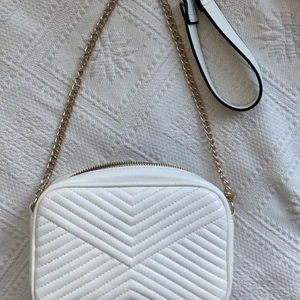 Vit crossbodybag  - En vit shoulderbag från HM