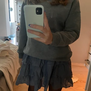 sååå fin kjol ifrån esprit!!💘💘💘 - helt oanvänd!!💘💘💘💘 Jättefin blå färg!!💘💘💘 3 volanger, perfekt längd!👌🏼👌🏼 Nypris: 500kr!!😇😇🙌🏼🙌🏼 Pris kan alltid diskuteras!!🙏🏼🙏🏼