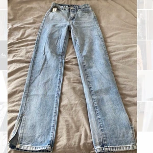 Jeans storlek M/L - Dessa Jeans köptes men var alldeles för stora för mig, står att dom är i xs men dom är mer i M/L. Har aldrig används pågrund utav att dom är för stora 