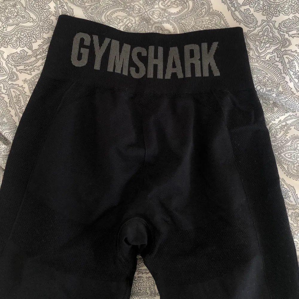 Säljer dessa flex leggings från Gymshark i storlek Small. Superskönt material och squatproof!! I princip oanvända, köpta för 600kr, säljer för 350kr + frakt! Skriv privat för fler bilder eller vid intresse!💓💓 Först till kvarn!!. Jeans & Byxor.