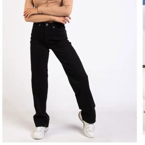 Svarta Jeans från Madlady🖤 - Supersnygga och jätte sköna jeans från Madlady💕 använt ett fåtal gånger men i fint skick⚡️⚡️⚡️ Strl: 32/34! Jag är ca 164 och dom passar perfekt på mig! Utropsspriset är 240+frakt eller köp direkt för 450kr+frakt ❤️❤️