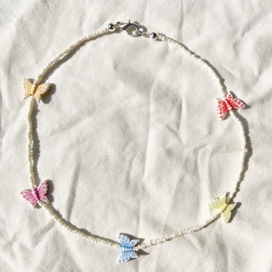 Handgjort halsband  - Handgjort halsband med små gulliga fjärilar 🦋 Checka in min webbshop https://www.beadedful.com/ för fler vackra handgjorda smycken! 