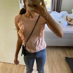 Söt topp - Så fin rosa topp med volanger. Så mjukt material och sval till sommaren.  Använd ca 3 gånger ❤️