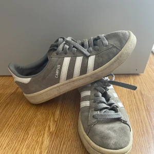 Adidas campus skor  - Gråa i färgen (behöver en dusch/tvätt) men är hela och i bra skick trots att de är använda. Köparen står för fraktkostnaden 🌟