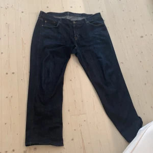 Baggy  - Ett par mörkblå baggy jeans med coola tryck på backre fickorna. Byxorna är mycket baggy på mig som ofta har 32-36. De har några blå småfleckar från färg men ingen som stör speciellt 