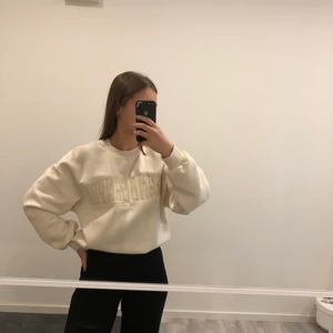 Tröja - Jättefin beige tröja från Gina Tricot som sålde slut jättefort. Gillar den så säljer den bara för ett bra bud🥰