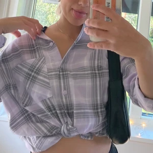 Skjorta - Fin lila skjorta använd Max 1 gång 💕 bra skick💕