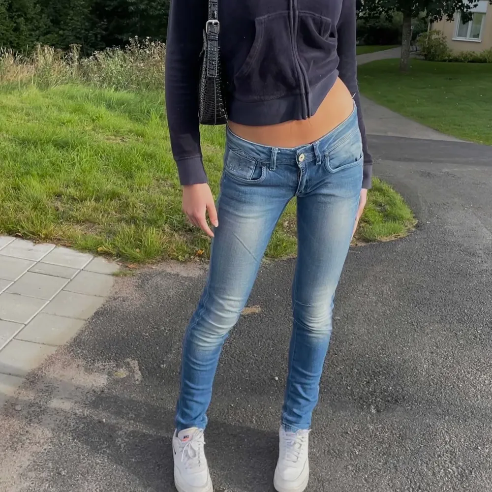 Ett par skit snygga lågmidjade jeans från 2000-talet. Coola detaljer på fickorna. Går inte att köpa i butik. Storlek 25/32. Frakten ligger på 66kr. Budgivning om de är många intresserade🤩. Jeans & Byxor.