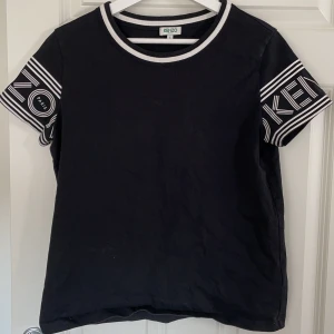 Kenzo T-shirt  - Nästan helt oanvänd Kenzo T-shirt 🌸 Väldigt bra skick 🌸  frakt ingår inte i priset 