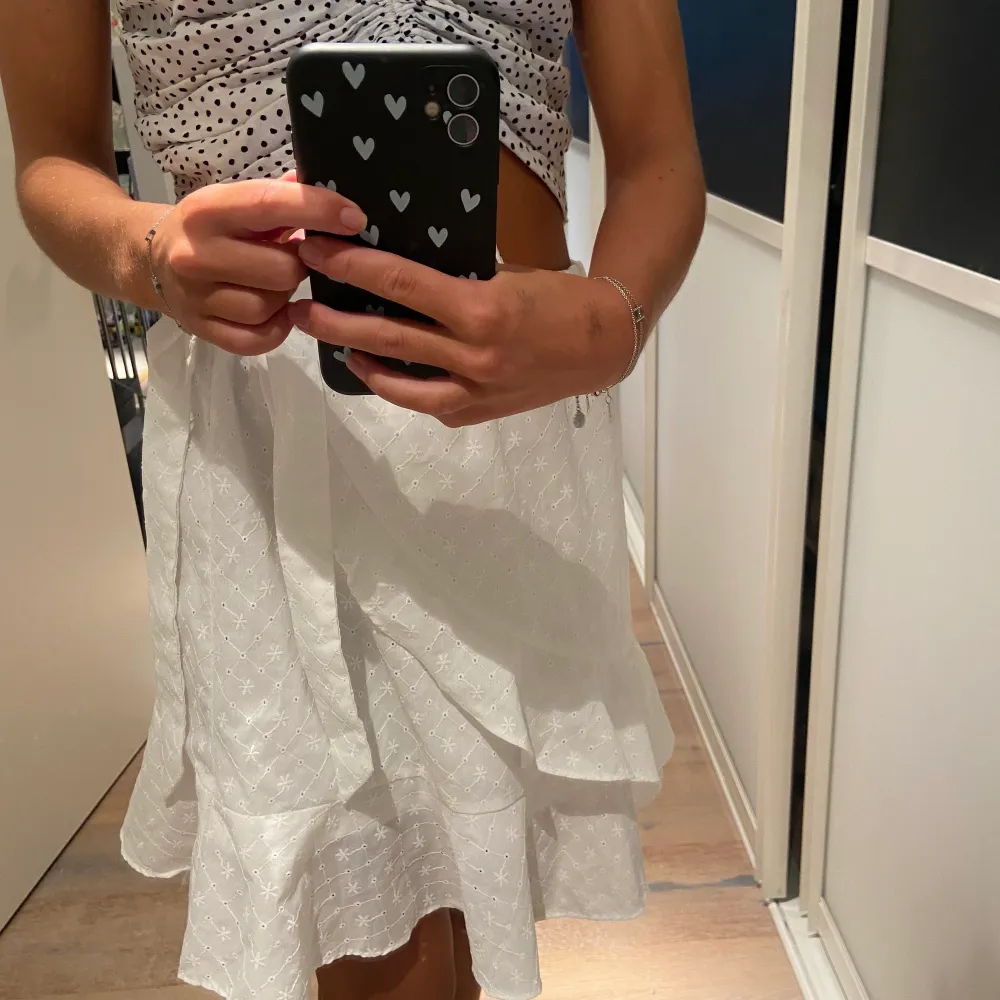 Säljer denna jättefina kjol ifrån h&m i storlek s, aldrig använd så helt i nysskick då den är lite stor på mig! Fraktar inte🤍. Kjolar.