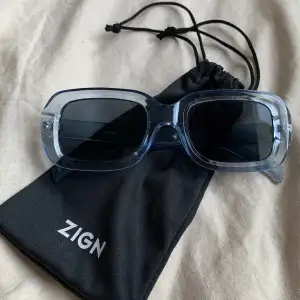Super snygga blå glasögon från ZIGN, aldrig använda. Jätte snygga tillsammans med ett par blå jeans t.ex. 