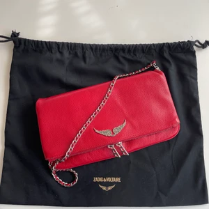 Zadig väska  - Säljer min superfina Zadig väska som tyvärr inte kommer till användning längre. Den är i väldigt bra skick med mindre defekter på kanterna. Den är köpt på Zadig & Voltaire här i stockholm för 3500kr 💞 buda från 1000kr