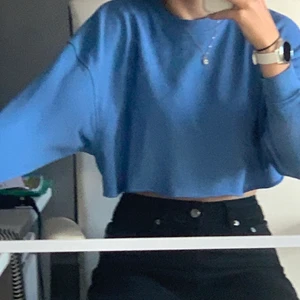 Blå tröja 💙 - En tröja med en jätte fin blå färg. Den är i storlek S och är väldigt lätt och skön att ha på sig. Jag har aldrig använt den (prislappen sitter kvar) då jag tyckte den var lite kort för mig och vet inte riktigt om jag kommer använda den, den är dock riktigt fin😁Om ni har några frågor kan ni skriva