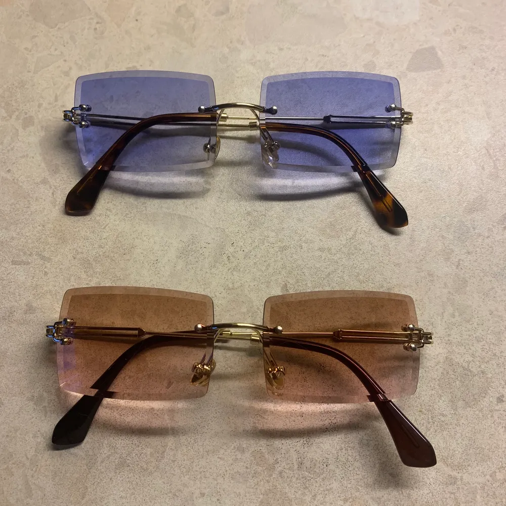 Helt oanvända coola ”solbrillor” köpta från shein i blått och rosa/chapange. Köparen står för frakt💓 30kr/st. Accessoarer.