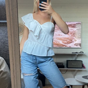 Linne med volanger - Superfint volanglinne med dragkedja i ryggen. Har lite för små byst för denna men verkligen jättefin💕💕