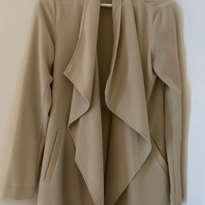 Trenchcoat beige - Beige Trencoat 🤎 i storlek S. Mycket fint skick.
