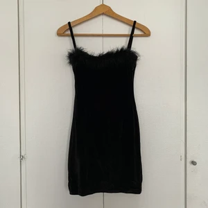 klänning med fluff - Superfin kort klänning i sammet. Minns tyvärr inte vart den var ifrån och är osäker på storleken men skulle säga runt S. 🖤  