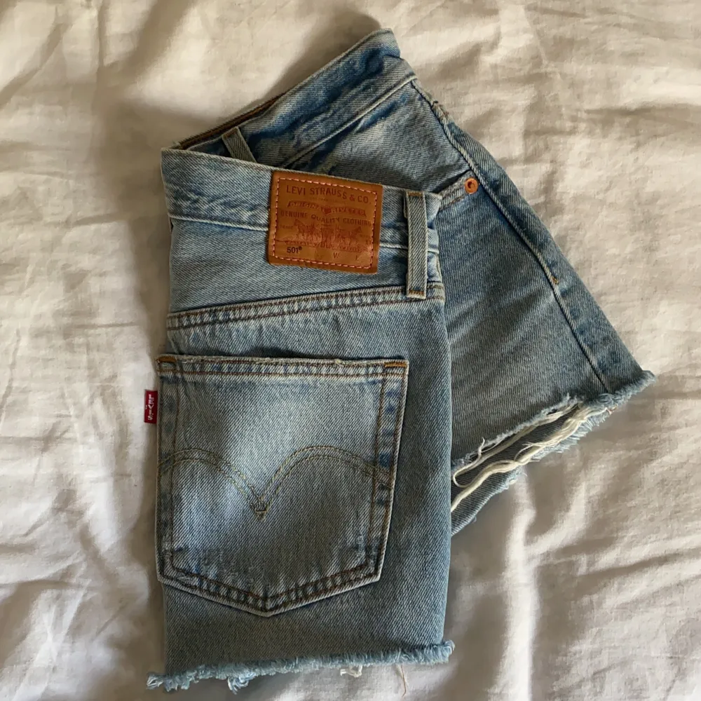 Superfina Levis shorts som jag endast använt en gång. Det är därför som nya! Frakt tillkommer💓. Shorts.