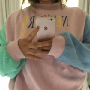 Färgglad sweatshirt  - En jätteskön sweatshirt från ASOS som knappt är använd då det inte riktigt var min stil. Köparen står för frakten!