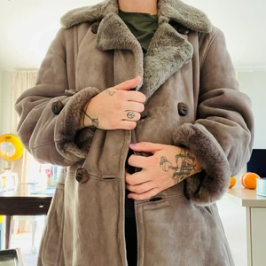 Pälskappa  - Super fin grå pälskappa som behöver lite kärlek 