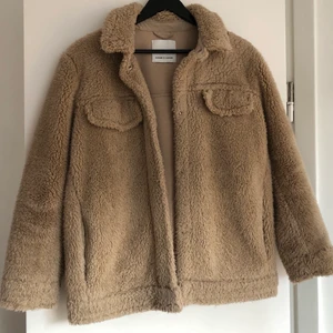 Samsoe samsoe teddyjacka - Säljer min teddy/fleecejacka från samsoe samsoe i strl M, supermysig och skön!! Passar både S-M beroende på hur man vill att den ska sitta.