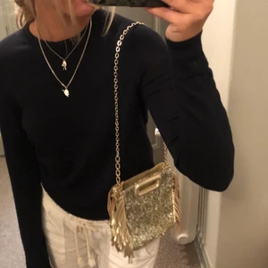 Maje väska - Så fin maje väska, som är guldig och glittrig (man kan alltså ha den på två olika sätt). Den är endast använd vid ett fåtal tillfällen, och den finns inte kvar att köpa längre! 💕 buda från 1500kr