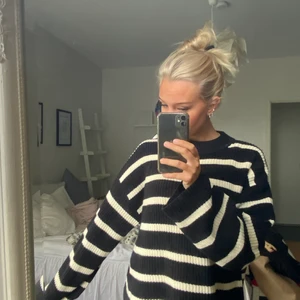 Randig tröja  - Randig stickad skön tröja. Köpt för 200kr från hm och använd få gånger, köpare står för frakt. 