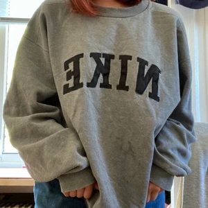 nike hoodie - Säljer denna nu, fin men har lite slitningar på sömmarna vid ärmarna men inget som syns. Köpare står för frakten  ❤️