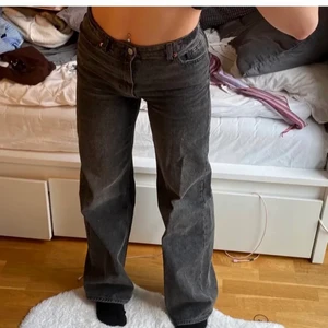 Gråa jeans  - Snygga mid waist jeans i färgen wached black. Fler bilder kan ja fixa och även frågor svarar jag gärna på ifall de finns några funderingar😇 BUDET: 210