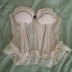 Lingerie korsett topp 75B - Fin puderrosa korsett. Lappen är borta men skulle säga att den passar XS-S och att kuporna passar B. Den passar alla mellan mått 55-70cm under bysten då den är stretchig och kan knäppas i 3 olika lägen. Frakt tillkommer.