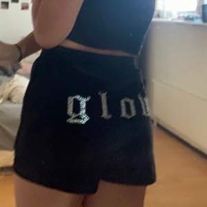 Jätte fina och coola shorts med texten ”Glow”  Storlek s/m (reså i midjan)   Sammet.