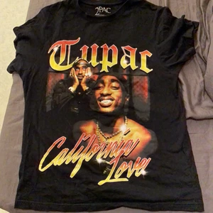 T-shirt  - Jättefin t-shirt med tryck på från pull&bear! har använt den ungefär 2 ggr ❤️ Kan mötas upp och frakta (köparen står för frakten)  