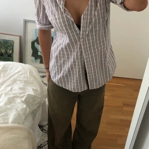 Skjorta med korta ärmar - Vintage skjorta med mönster, superfin men kommer inte till användning. Ganska stor i storleken såhär sitter den på mig som vanligtvis har S/M. Passar super till både tjejer och killar🤗🙈