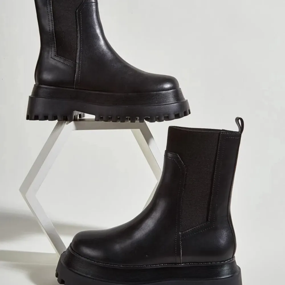 Intressekoll på mina boots i storlek 39 🥰 Användna fåtal gånger så i princip som nya 💕 kan mötas upp i Norrköping . Skor.