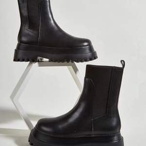 Intressekoll på mina boots i storlek 39 🥰 Användna fåtal gånger så i princip som nya 💕 kan mötas upp i Norrköping 