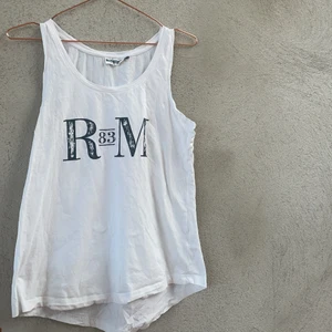 Vitt RaceMarine linne  - Ett vitt Race Marine linne från Scandinavian Sportswrt med mörkblått tryck på magen.  Linnet har en utsvängande form som är mycket fin. Gjord på 100% bomull. 